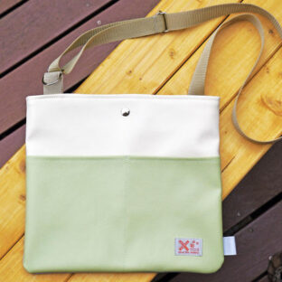 薄型なのに大容量サコッシュ（green＆white）