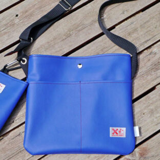 薄型なのに大容量サコッシュ（blue）