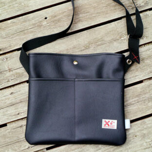 薄型なのに大容量サコッシュ（black）※ポーチ別売